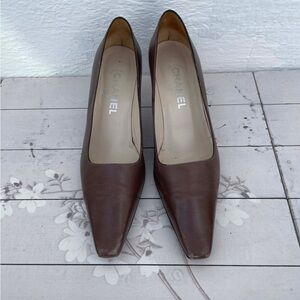 CHANEL Brown Pointed-Toe Leather Pumps